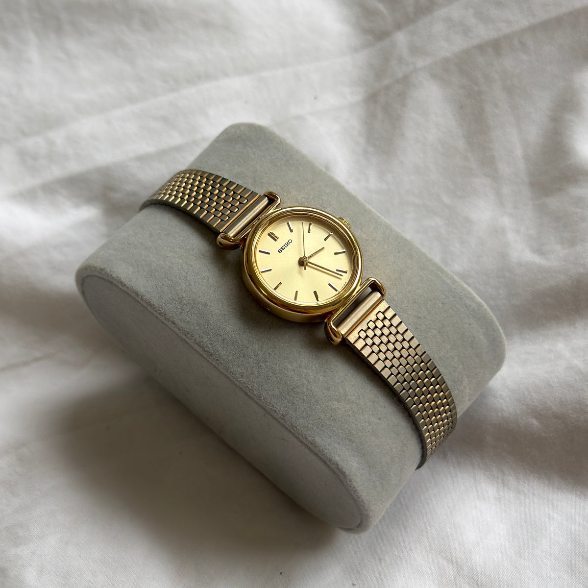 90s Seiko Gold Mesh Round Watch